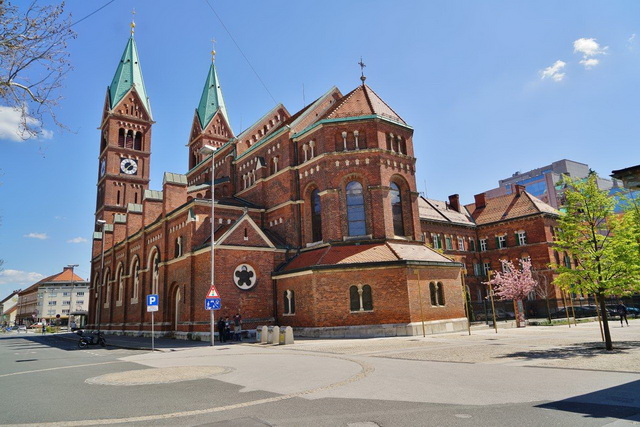 Prenos bogosluzja iz bazilike Matere Usmiljenja